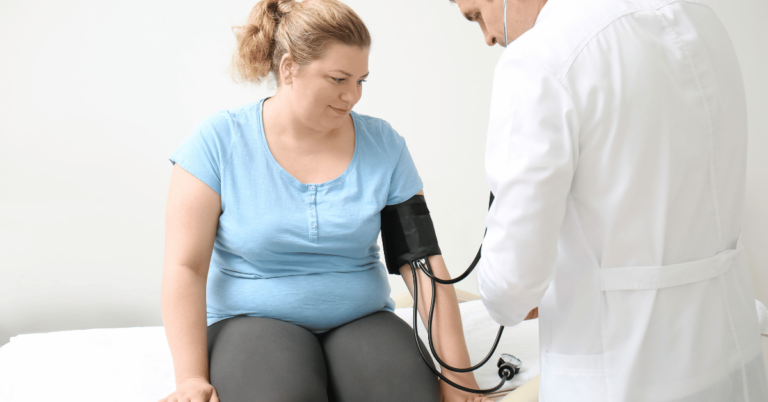 médico tirando pressão de paciente obesa